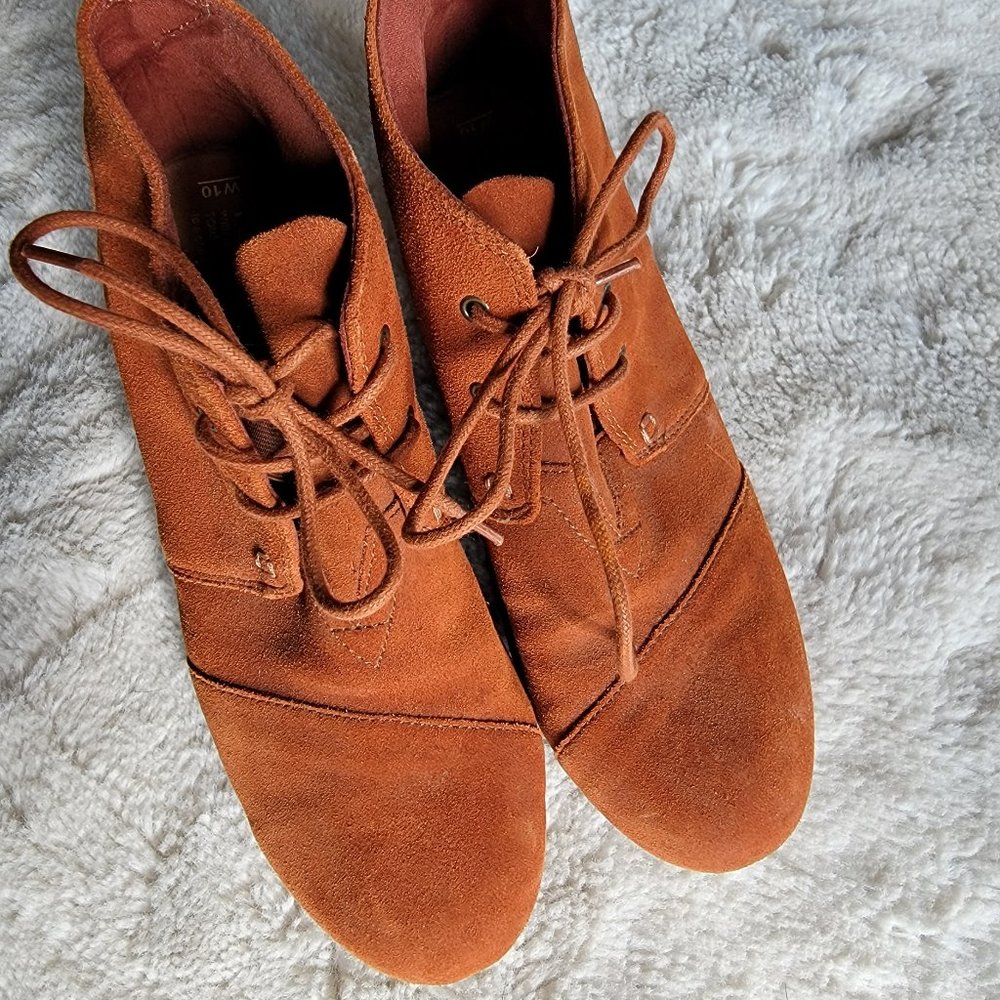 TOMS SUEDE WEDGES